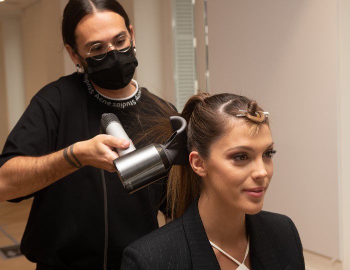 Coiffant avec le sèche-cheveux Supersonic™ et l'embout de finition lisse